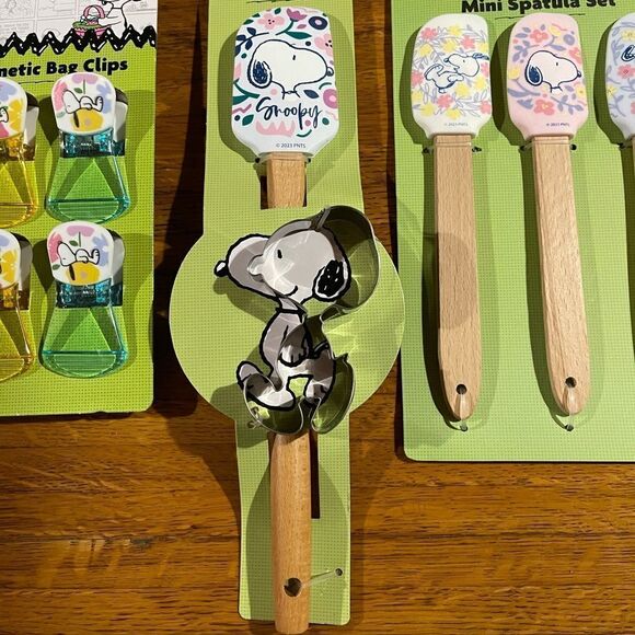 Peanuts Snoopy Spring Bag Clips, Spatulas and Cookie Cutter Set of 11 NWT - Picture 3 of 6